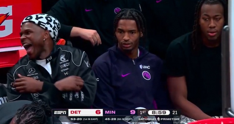 体育视频直播-哈哈哈怪好玩！爱德华兹替补席拍腿大笑 道苏姆&amp;菲利普斯两脸无感