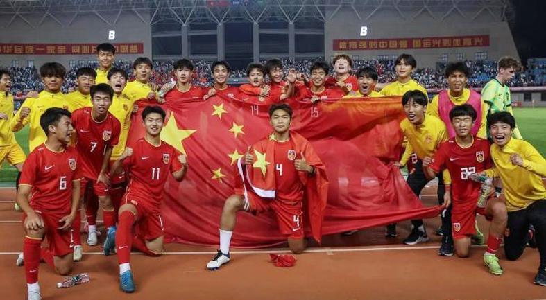 开云体育-真怕黑色3分钟!国少最后阶段踢得太乱了 球迷:日本教练非蠢即坏